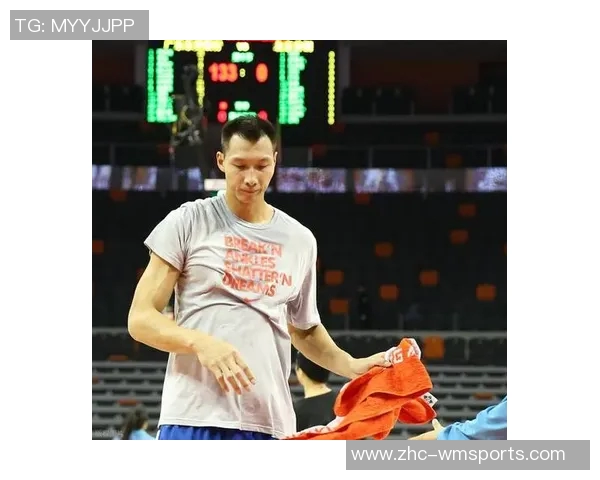 易建联重返公众视野亲自主持篮球赛展现自律身材状态依旧出色 易建联重返公众视野亲自主持篮球赛展现自律身材状态依旧出色